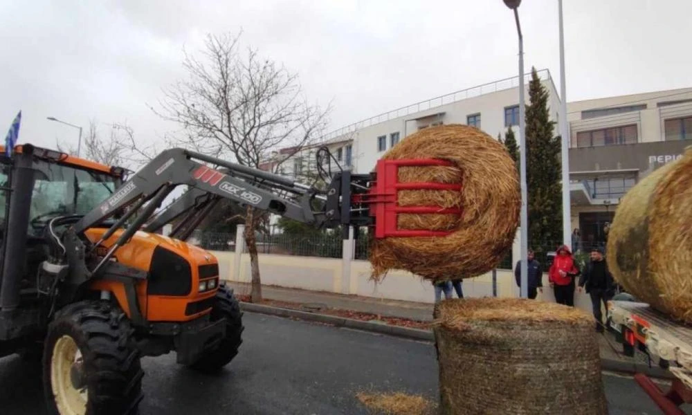 Αγρότες πέταξαν κοπριά έξω από το κτήριο της Περιφέρειας Δυτικής Μακεδονίας
